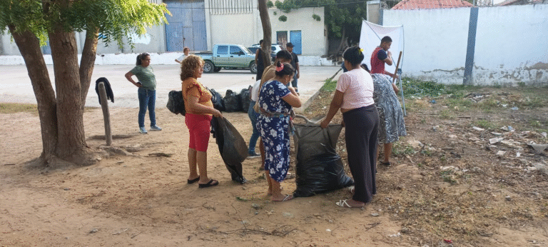 Corpoguajira promueve educación ambiental y limpieza comunitaria en el barrio Hugo Zúñiga de Riohacha