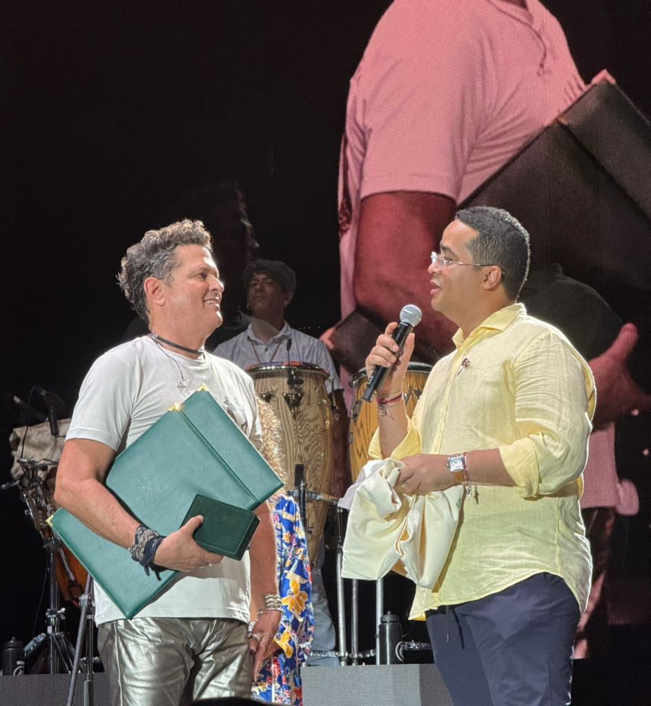 El Gobernador Jairo Aguilar, hace entrega de un souvenir del artista guajiro Luisma al artista samario.