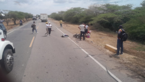 Motociclista murió y una mujer resultó herida tras choque con camión en la vía Riohacha–Camarones