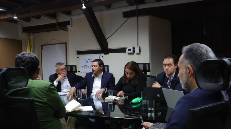 Alcalde Genaro Redondo lideró encuentro con Minvivienda para fortalecer acceso digno al agua y saneamiento básico