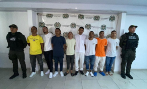 Capturan a 10 detenidos por extorsionar a familiares desde celdas de la estación de Policía en Riohacha