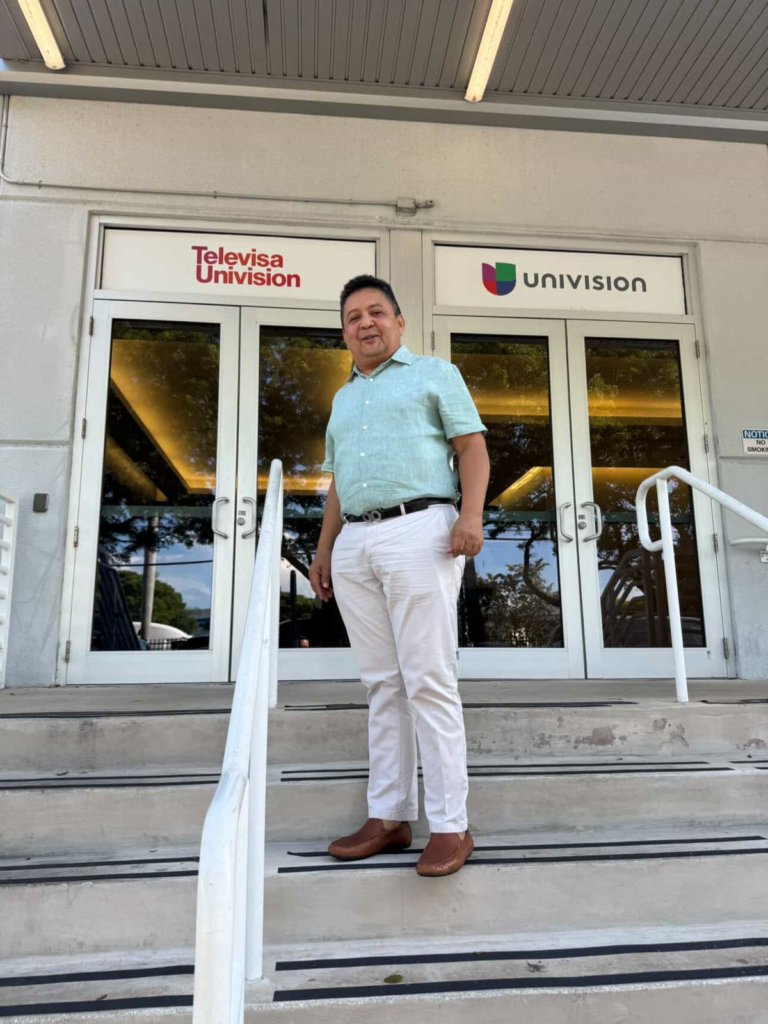 Ingresando a los estudios de la cadena internacional Univisión en Miami, Florida.