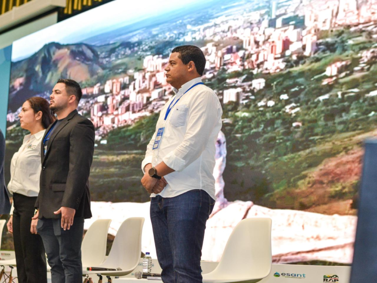 Genaro Redondo, alcalde de Riohacha, participó en la Cumbre del Agua 2025 en Bucaramanga