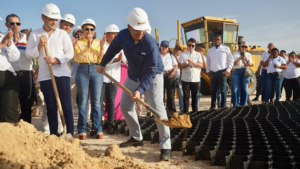 Gobernador Jairo Aguilar coloca la primera piedra del nuevo Malecón en Riohacha