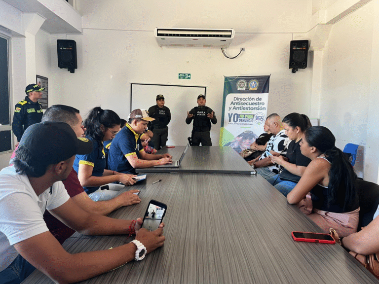 Gaula de la Policía adelanta jornadas de prevención contra la extorsión en Uribia