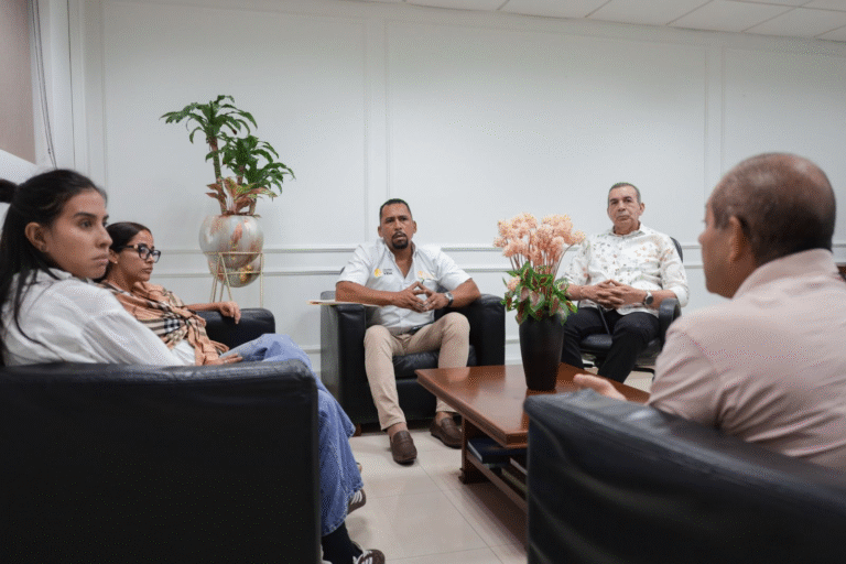 Corpoguajira y MinMinas avanzan en estrategias para fortalecer la gobernanza ambiental y la transición energética justa en La Guajira