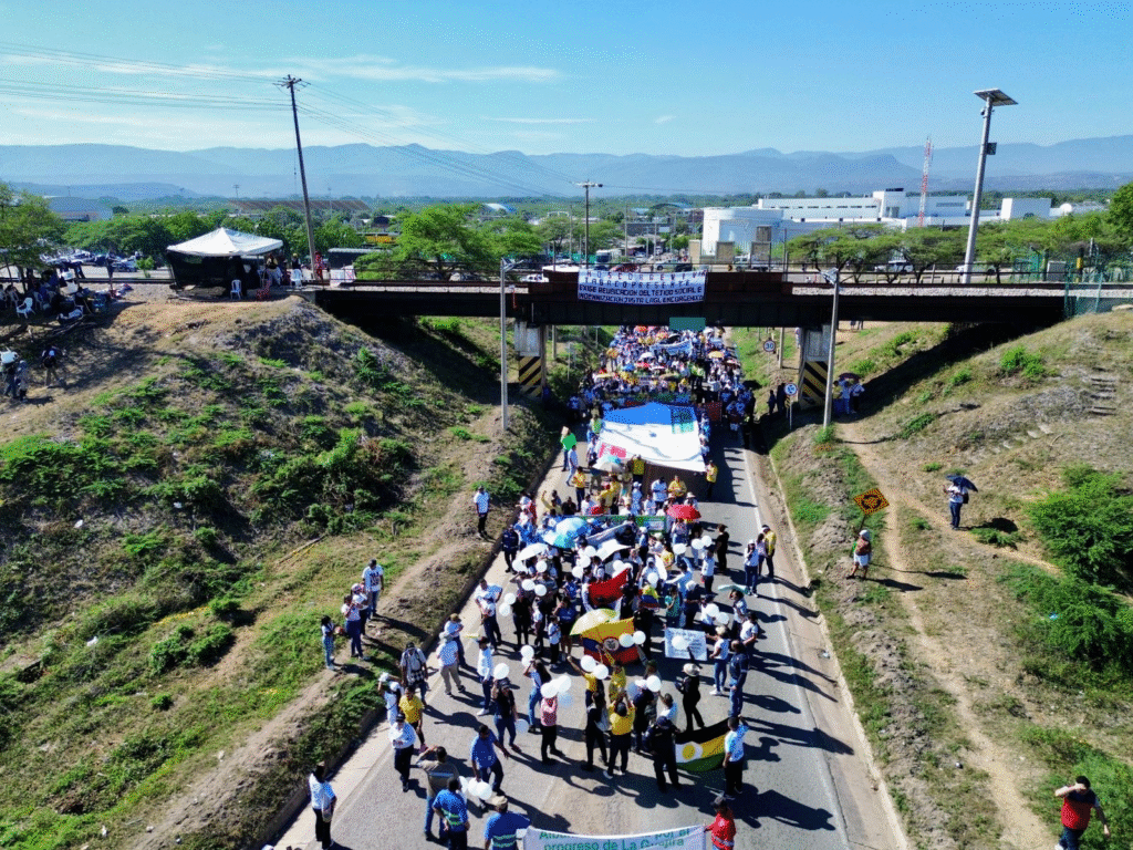 Multitudinaria marcha en Albania exige el fin de los bloqueos a la vía férrea de Cerrejón