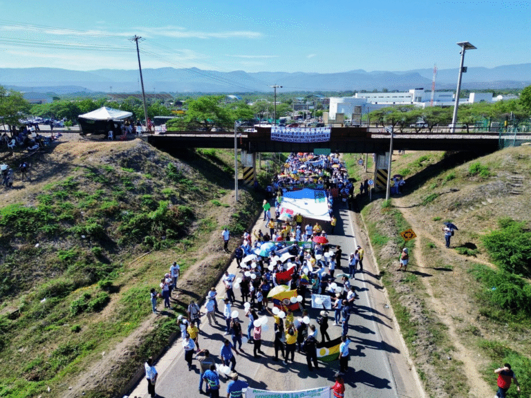 Multitudinaria marcha en Albania exige el fin de los bloqueos a la vía férrea de Cerrejón