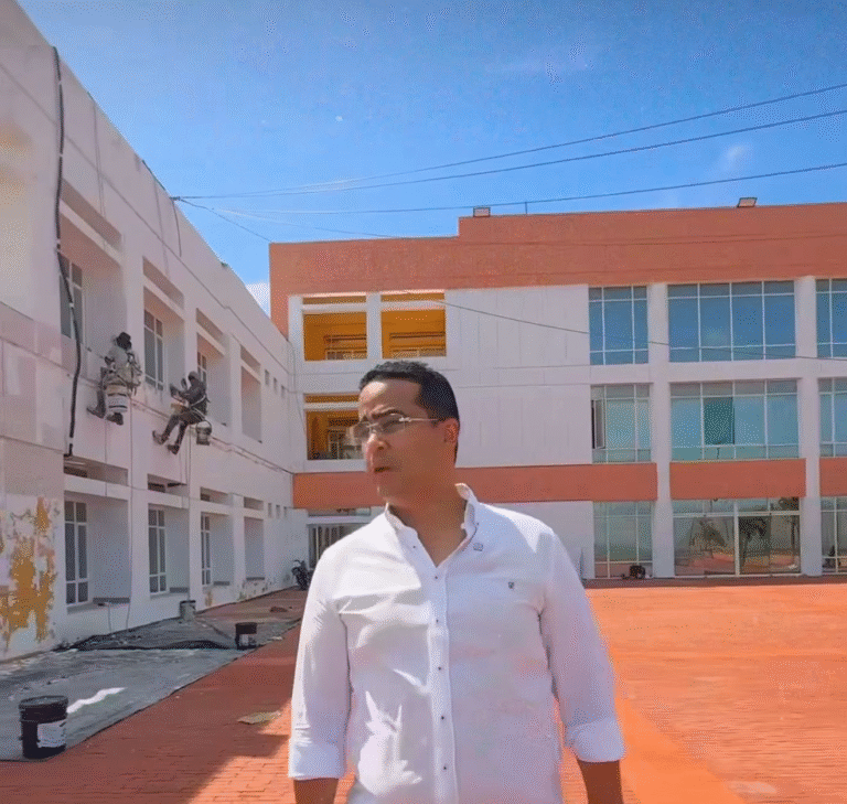 Gobernador Jairo Aguilar anuncia recuperación de terraza del Centro Cultural para recibir el foro migratorio en Riohacha