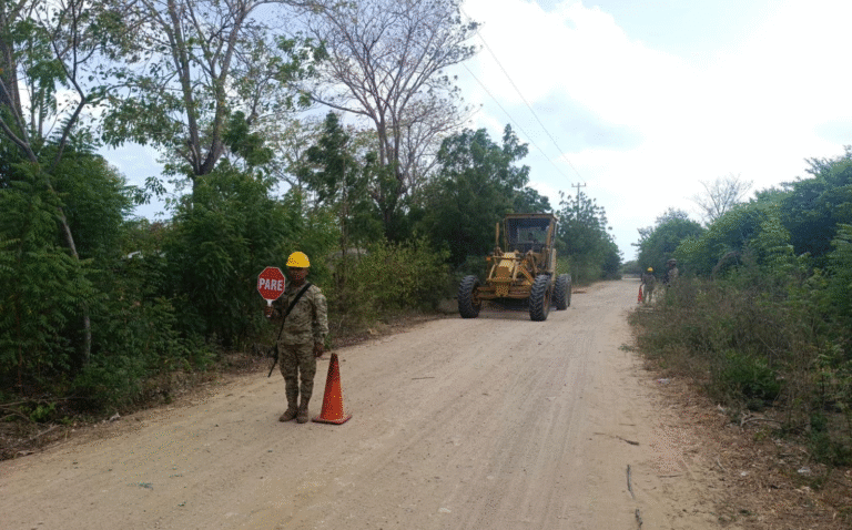 Ejército Nacional mejora vía terciaria en la calle 40 de Riohacha