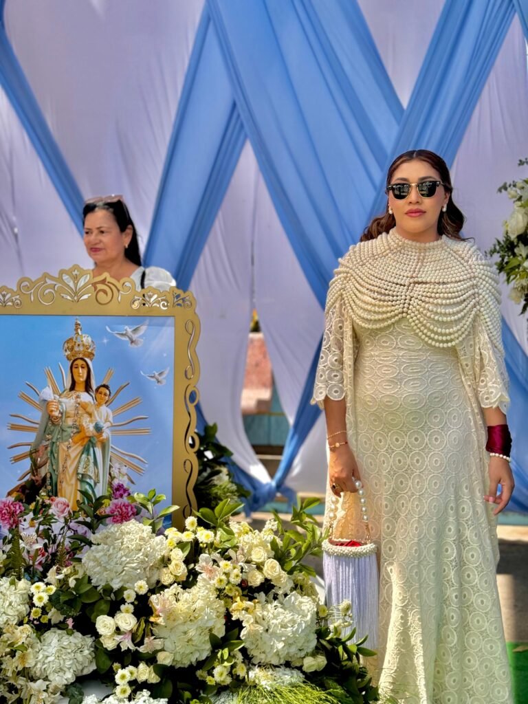 Como lideresa, reconoce y respeta profundamente las tradiciones religiosas del pueblo riohachero