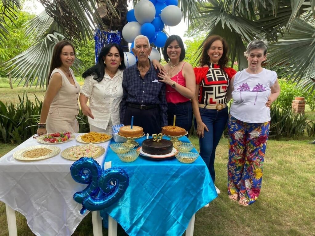 Azael de Jesus Ramirez acompañado de sus hijas, Kelly, Libia del Rosario, Ana María, Johana y Leslies Maria Ramírez Arias