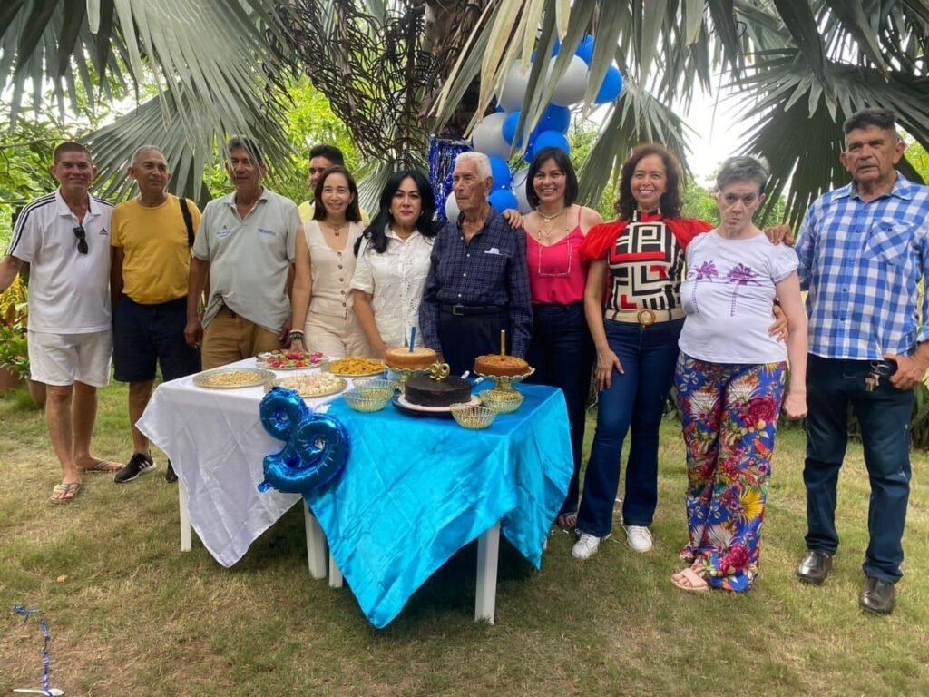 Azael de Jesus Ramirez acompañado de sus hijos Jesús, Wilber, Edwin Jose, Henry, Kelly, Libia, Ana María, Johana, Leslie Maria y Walder