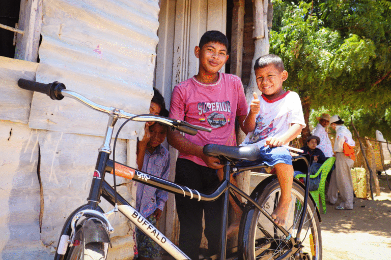 Pedaleando hacia el futuro: 150 bicicletas transforman la vida escolar en La Guajira