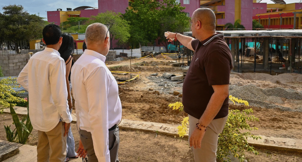 El rector Carlos Arturo Roble Julio, frente al avance de las obras de infraestructura de la institución.