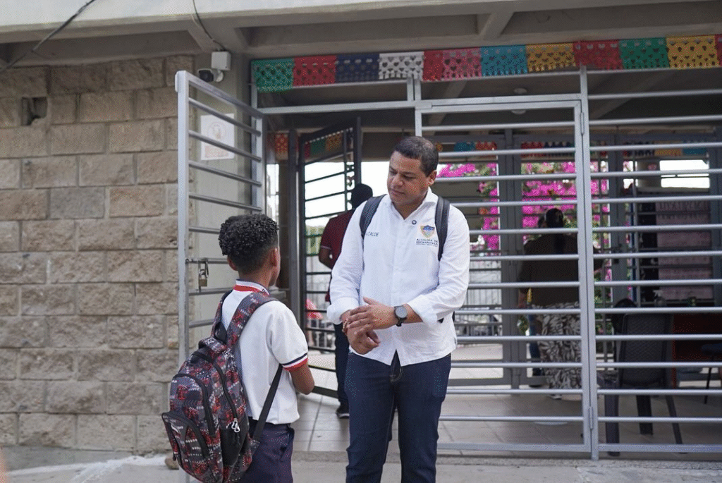 Alcalde Genaro Redondo visita institución educativa tras incidente con estudiantes
