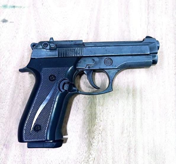 Arrojó una pistola traumática e ingresó a una vivienda para evadir a la Policía en Riohacha