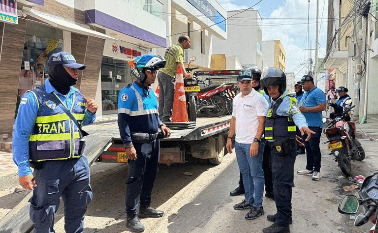 Instramd refuerza controles de movilidad en el sector del mercado viejo de Riohacha
