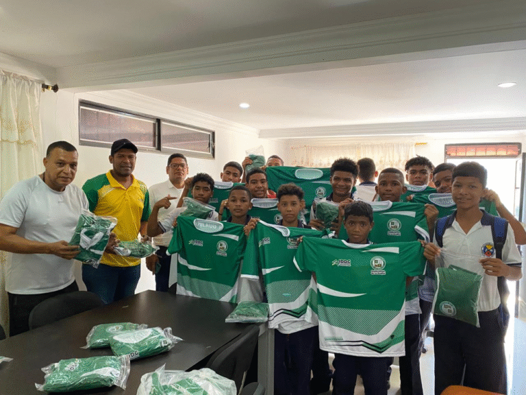 IDDG entrega uniformes a delegación guajira para la fase regional Caribe 1