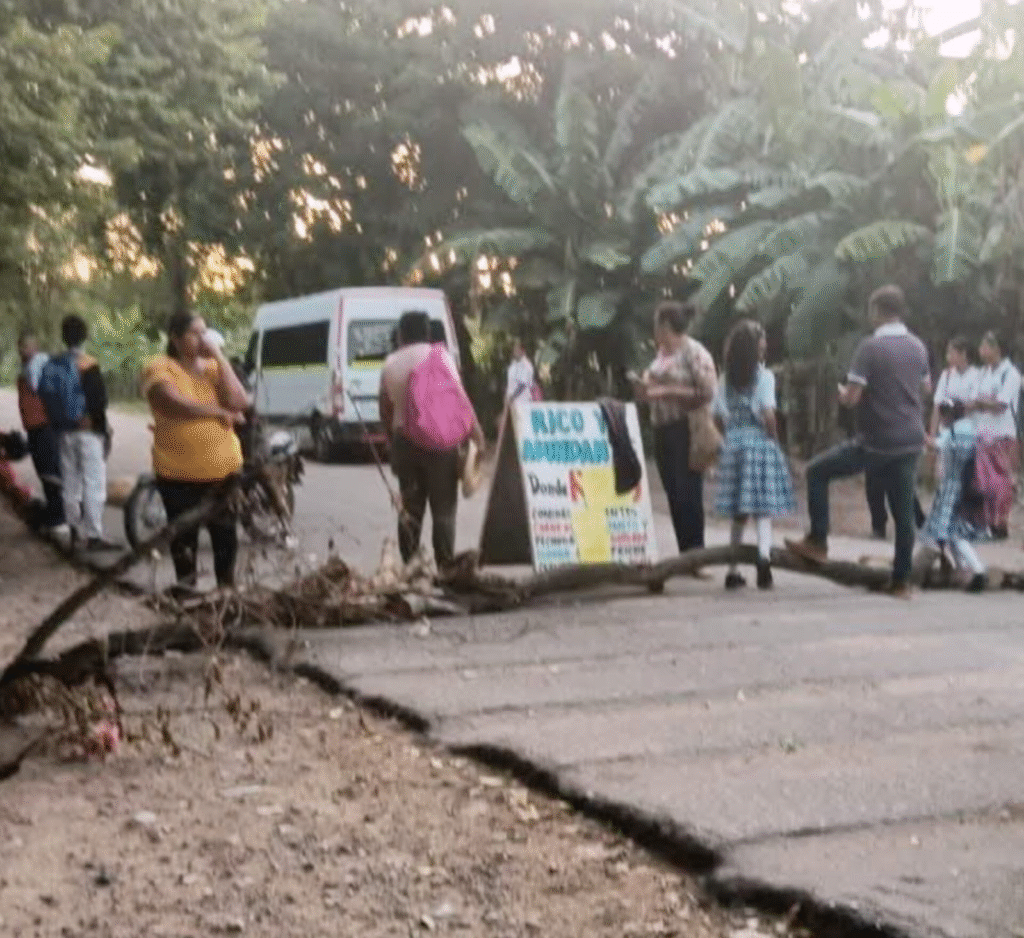 Bloqueo en Chorreras para exigir arreglo de la vía