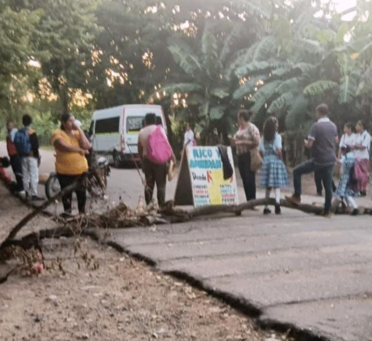 Bloqueo en Chorreras para exigir arreglo de la vía