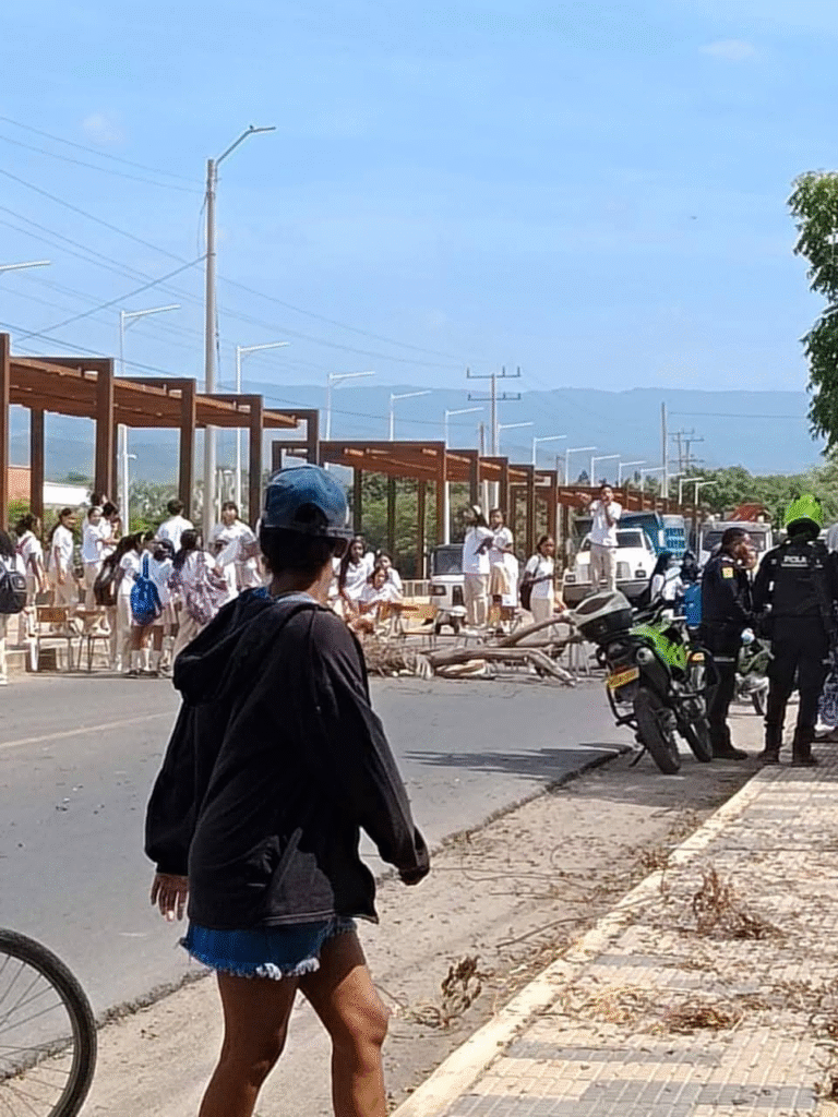 Estudiantes bloquearon vía en Papayal por fallas eléctricas en colegio