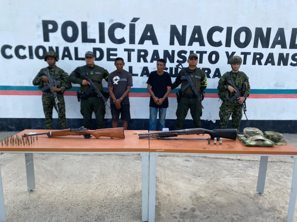 Dos capturados en Manaure con carabina, escopeta y uniforme militar durante allanamiento