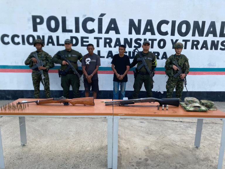 Dos capturados en Manaure con carabina, escopeta y uniforme militar durante allanamiento