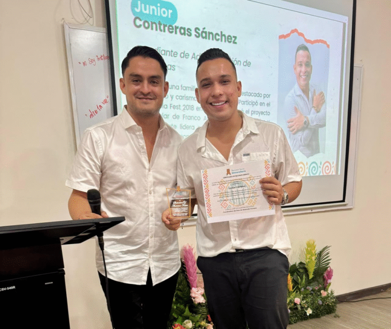 El cantante Junior Contreras recibió reconocimiento de Uniguajira en el marco de la Semana de la Juventud