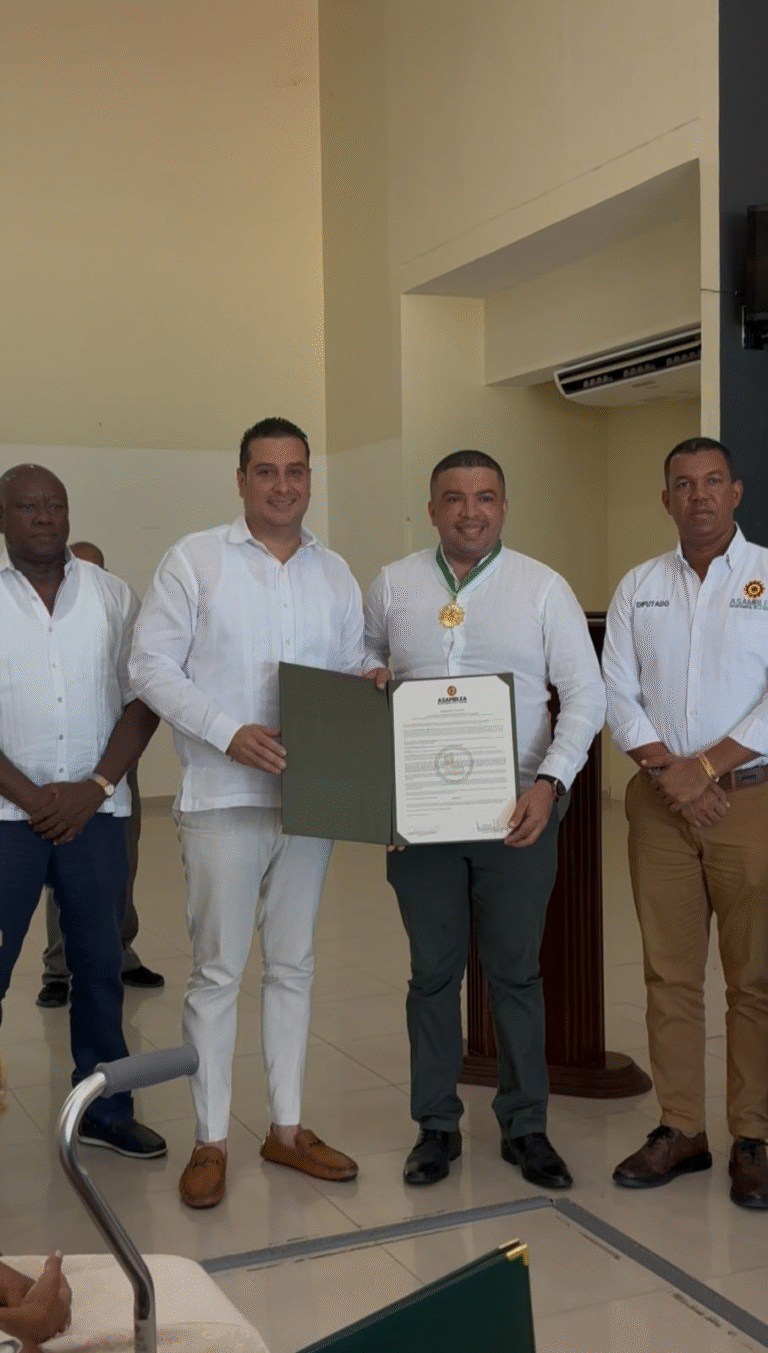 Profesor Danny Daniel López Juvinao recibe la Medalla Luis Antonio Robles por su trayectoria académica y social