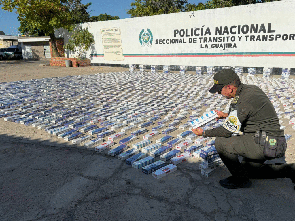 Buseta trató de huir, la persiguieron y decomisaron 25.000 cajetillas de cigarrillos