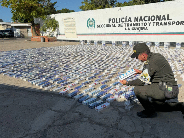 Buseta trató de huir, la persiguieron y decomisaron 25.000 cajetillas de cigarrillos
