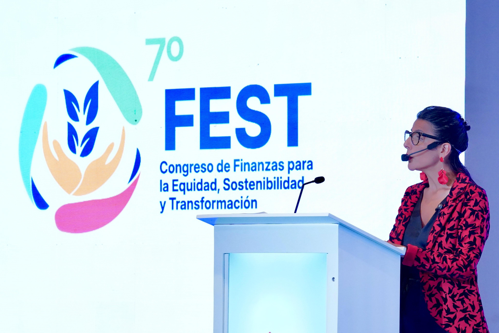 Ministra Irene Vélez Torres anuncia decreto para licenciamiento de energía solar con diseño optimizado en Colombia