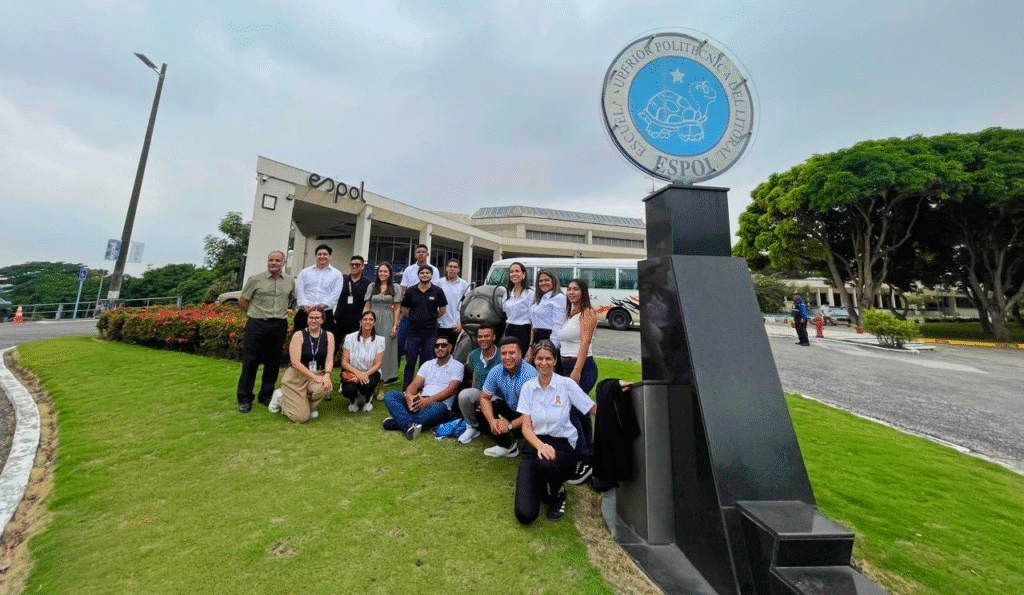 Estudiantes y docentes de Uniguajira durante su visita académica a la Escuela Superior Politécnica del Litoral (ESPOL) en Ecuador
