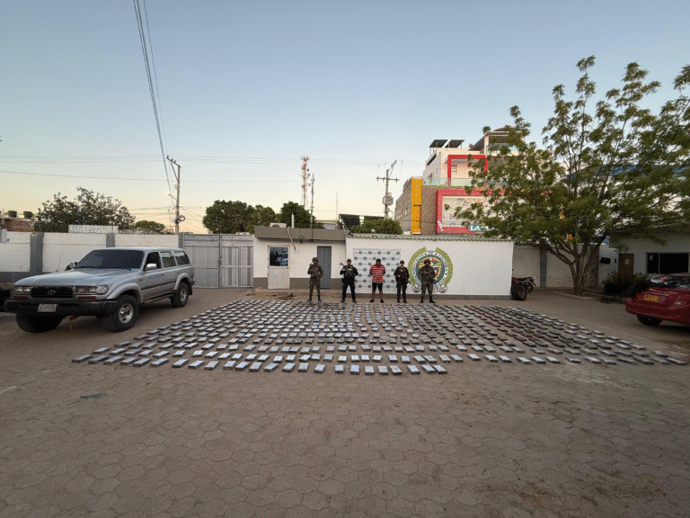Policía y Ejército incautaron 617 paquetes de cocaína en operativo de control en el kilómetro 87 de Uribia