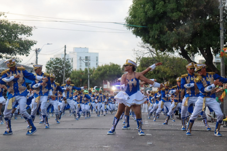 La comparsa Tromba Marina de la Armada Nacional por primera vez en Riohacha para el desfile de los 480 años