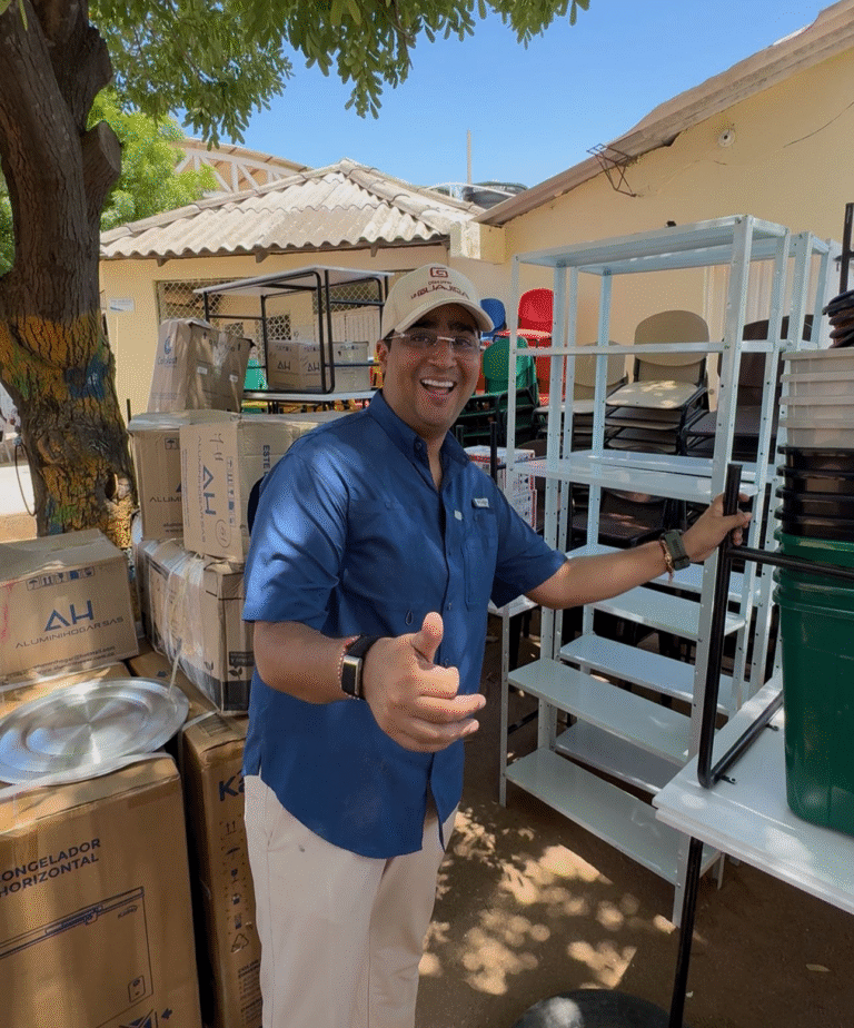 Gobernación de La Guajira entrega menaje y mobiliario para comedores escolares en 12 municipios no certificados