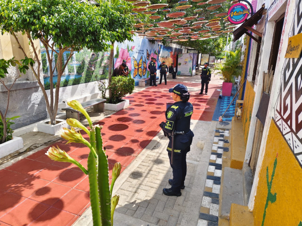 Policía Nacional lidera jornada de embellecimiento y prevención en la Zona Segura de Riohacha