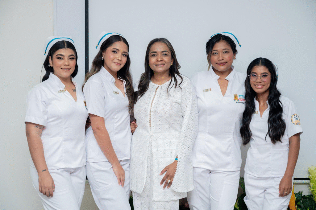 Decana de la Facultad de Ciencias de la Salud de la Alma Máter junto a estudiantes que iniciarán sus prácticas clínicas.