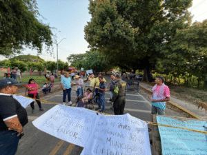 Bloqueo en la carretera de Fonseca por reclamos de campesinos que exigen mejoría en las vías rurales