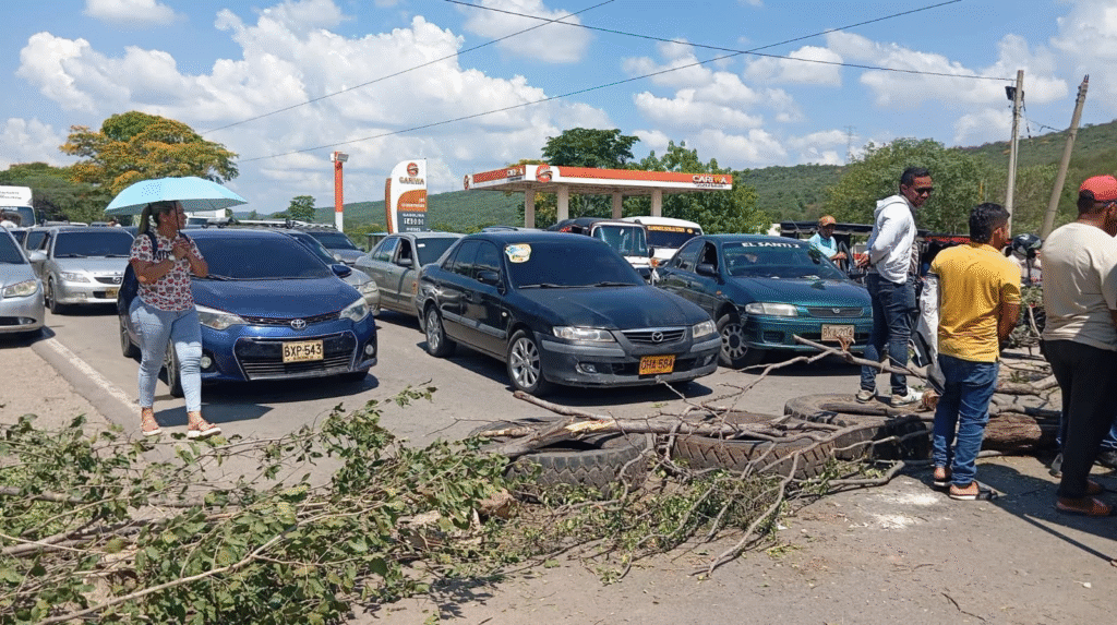 Bloqueo en Hatonuevo al quedar sin energía por la caída de un rayo