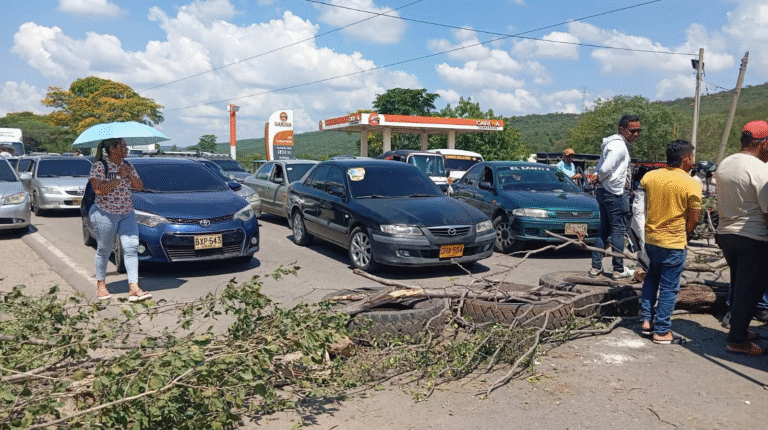 Bloqueo en Hatonuevo al quedar sin energía por la caída de un rayo