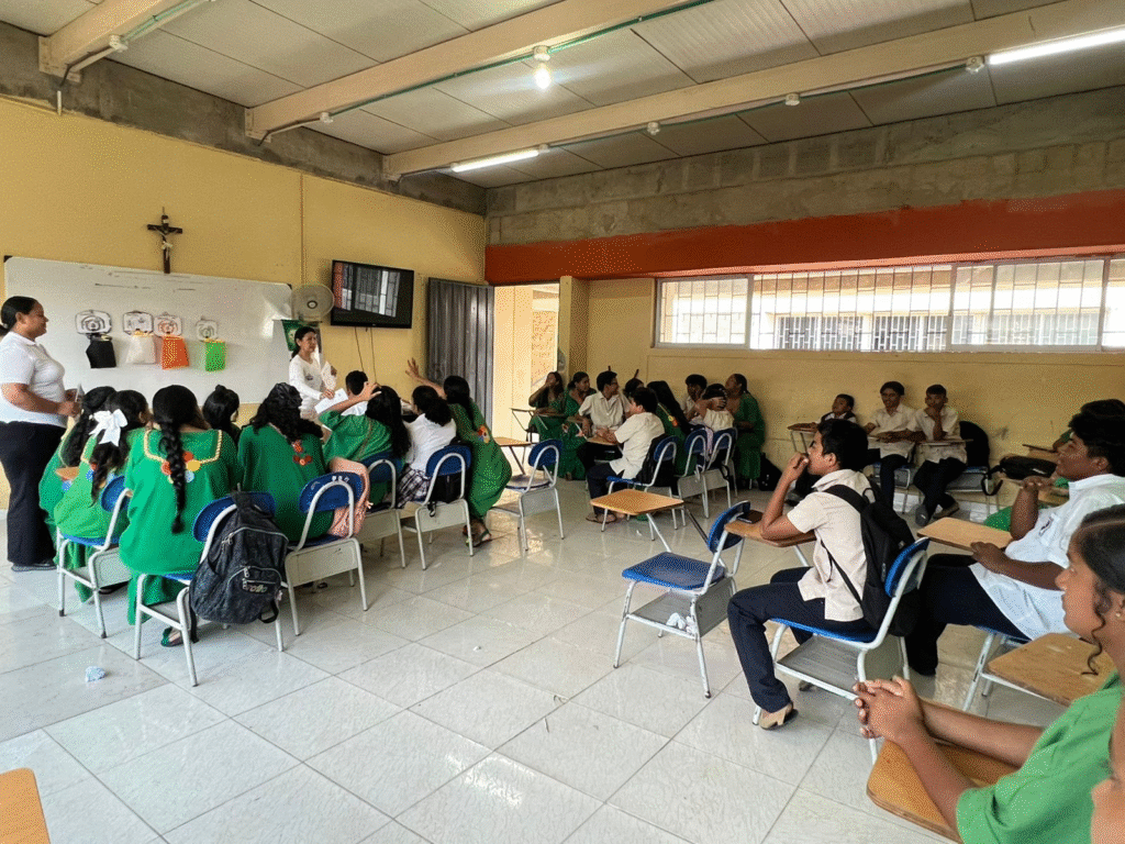 Socializaron en instituciones educativas de Uribia la jornada posconsumo del 24 y 25 de septiembre