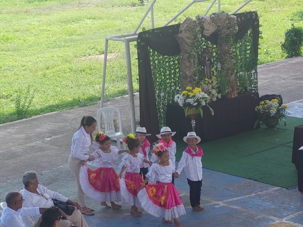Baile Bambuco El Sanjuanero presentado por los estudiantes de la Institución Educativa Remedios Solano, sede Elba Solano, en Barrancas Guajira.