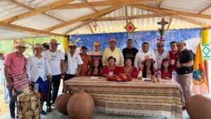 Foto: Ana González Jusayuu. En la foto: El Rector de la Institución Educativa Integral “Isidro Ibarra Fernández”, los creadores de contenido del pueblo wayuu, la autoridad tradicional anfitrión de walerapu; Eliecer Epieyuu, y el secretario de turismo del municipio de Uribia; José Gerardo González