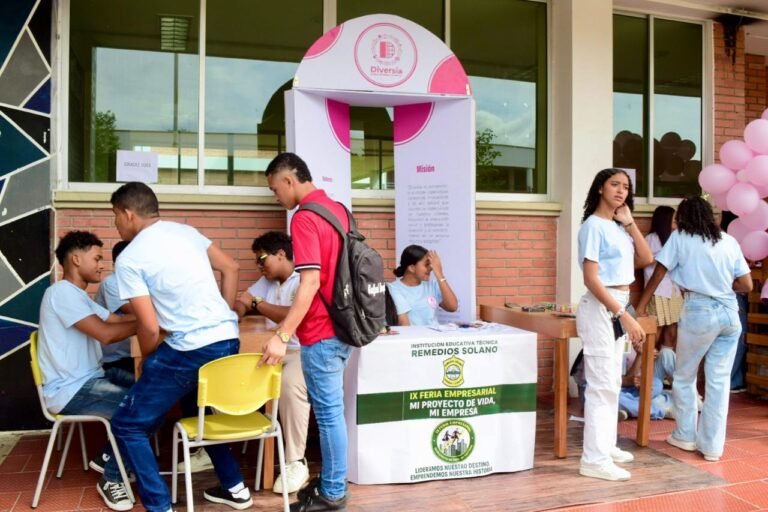 Estudiantes del Grado 10 - 01, presentaron su Proyecto Empresarial Diversiòn al Màximo