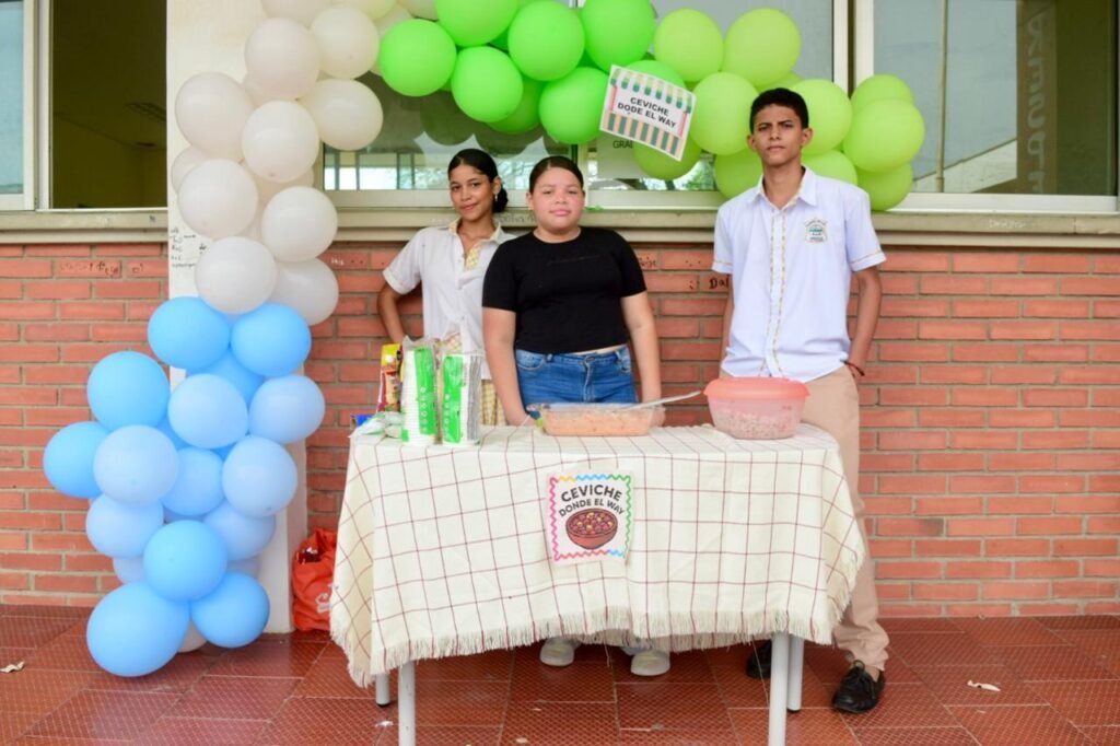 Estudiantes del Grado 8 - 03, presentaron su Proyecto Empresarial Seviche donde el Way