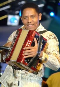 A sus 70 años Israel Romero, ‘El Pollo Irra’, sigue picando su acordeón