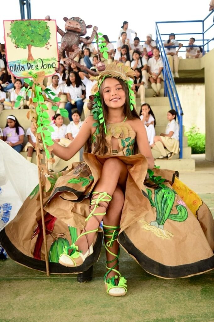 La estudiante María Valeria Herrera Martínez, de la sede Villa Luz, grado 5 fue la ganadora con su traje ecologico.