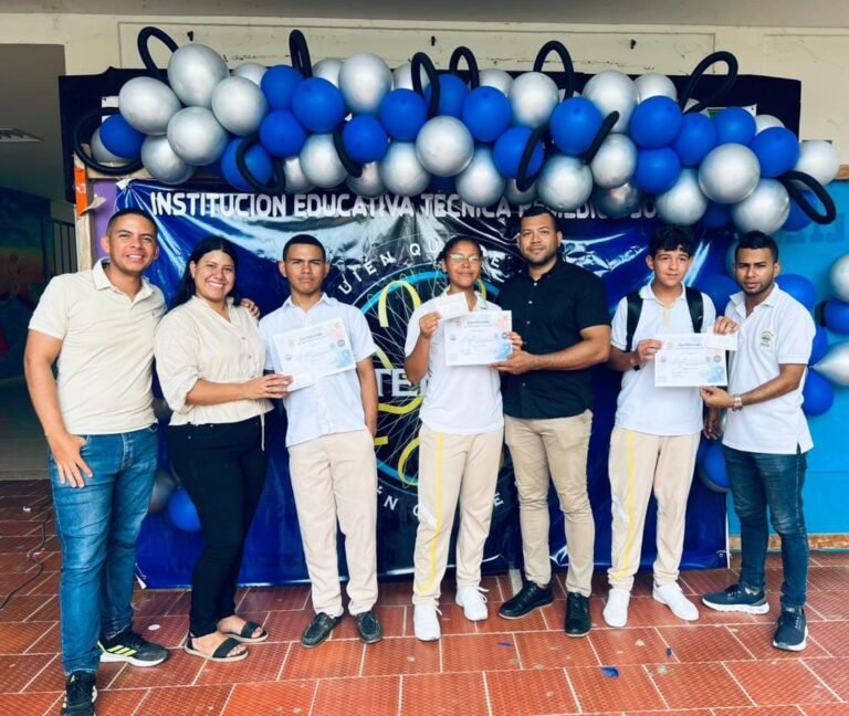 Los docentes del Área de Matemática, Gustavo Peralta, Laura Bermudez, Roni Pacheco, Jesús Delgado y los estudiantes, Jorge Calvo, Adris Leon y Eider Nieves, quienes ganaron las olimpiadas Matemáticas.